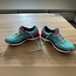 ASICS athletic shoes size 7 only worn 1x